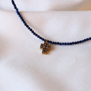 Collar con cruz y piedras naturales Lapislázuli. joyería cuarzos huesca