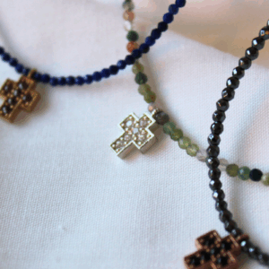 Collar con Piedras Naturales y cruz con Circonitas Joyería Cuarzos Huesca