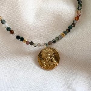 Colgante Virgen de la Corona con piedras naturales