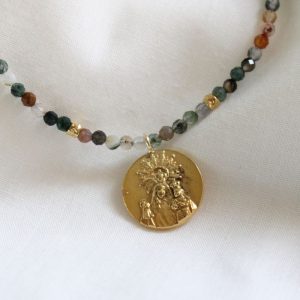 Colgante Virgen de la Corona con piedras naturales