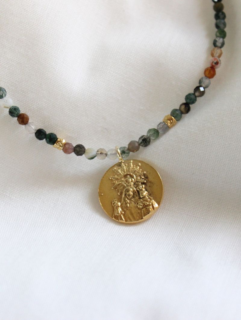 Colgante Virgen de la Corona con piedras naturales